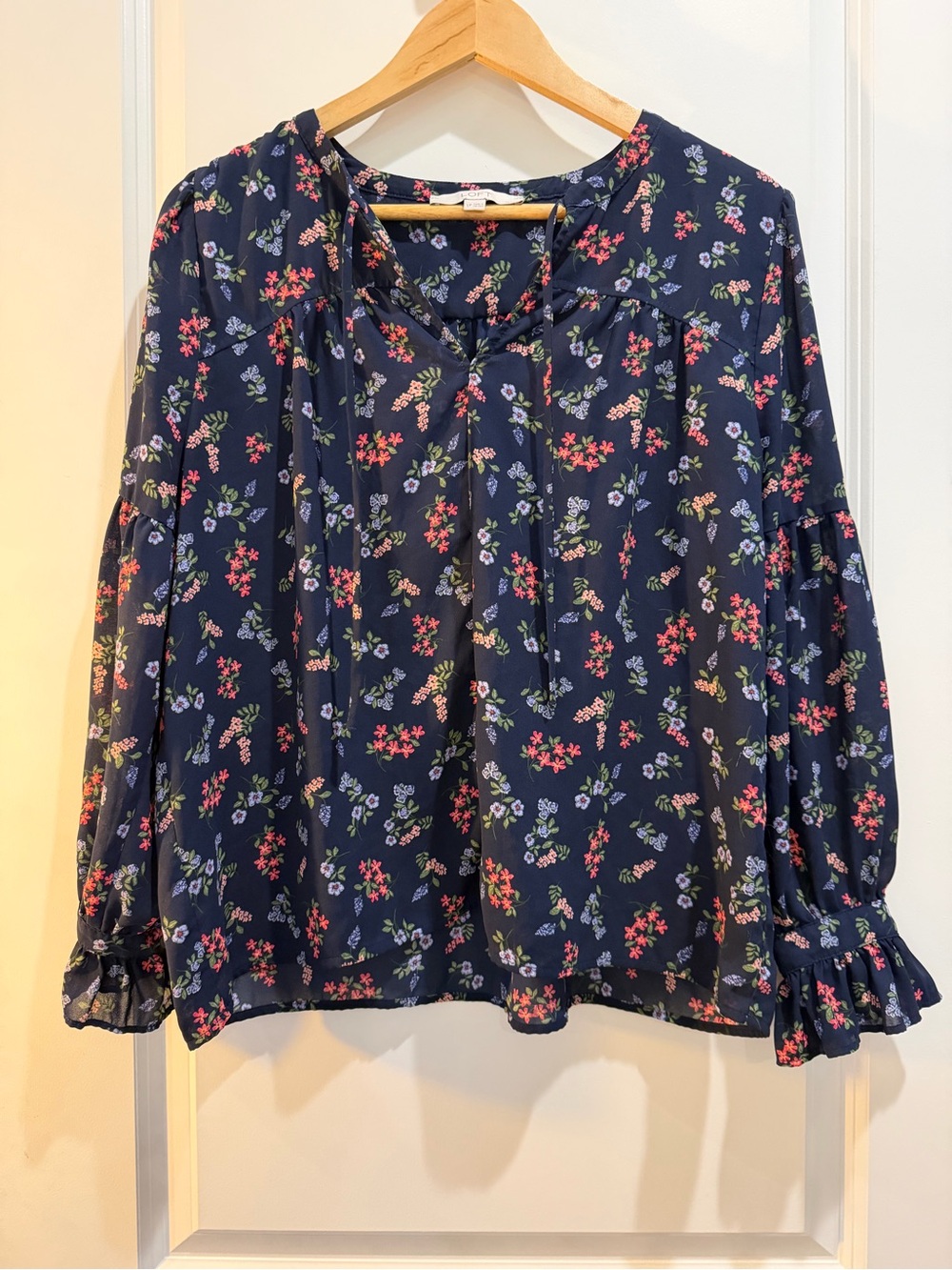 LOFT Petite Floral Tie Neck Blouse Navy Long Sleeve Ruffle‎ Cuffs LP
